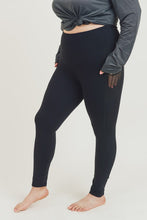 Load image into Gallery viewer, CURVY Essential Leggings w/ mesh pockets - Black