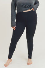 Load image into Gallery viewer, CURVY Essential Leggings w/ mesh pockets - Black