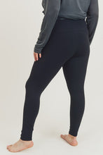 Load image into Gallery viewer, CURVY Essential Leggings w/ mesh pockets - Black