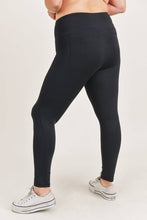 Load image into Gallery viewer, CURVY Essential Leggings w/ solid pockets - Black