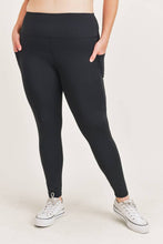 Load image into Gallery viewer, CURVY Essential Leggings w/ solid pockets - Black